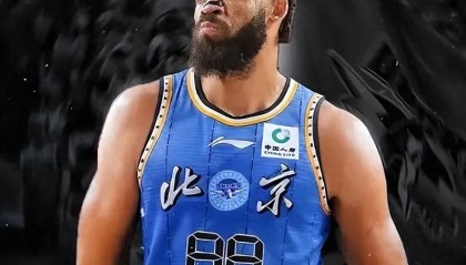 kaiyun-4投1中！球队赢33分，顶薪内线正负值为0，球迷：你甚至不配打NBL