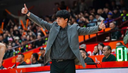 正式官宣！2米12大外援加盟山东男篮，携手克里斯，全力冲击前四